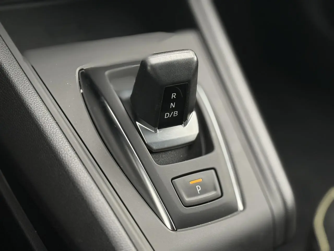 Le levier de vitesses automatique noir du Renault Captur 2025 en gros plan sur la console centrale.