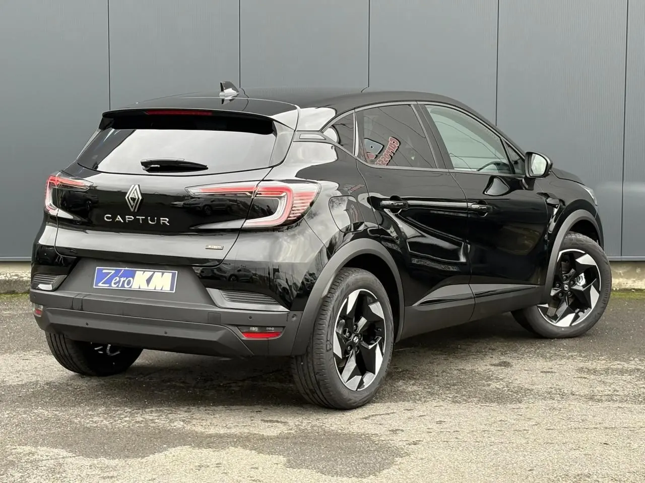 Vue 3/4 arrière droite du Renault Captur noir étoilé avec jantes aluminium 18 pouces et détails noirs brillants.