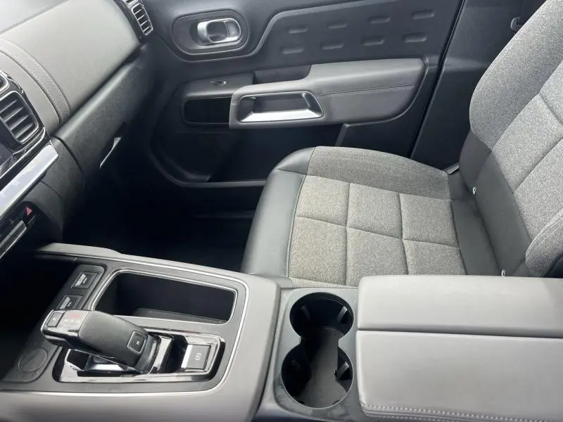 Intérieur côté passager du Citroën C5 Aircross blanc, montrant siège gris tissu et console centrale avec boîte auto.