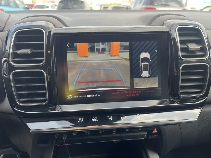 Écran tactile du tableau de bord du Citroën C5 Aircross 2020 montrant la caméra de recul avec guidage coloré.