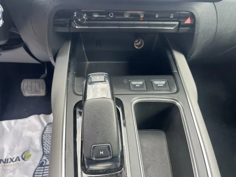 Gros plan sur la console centrale noire du Citroën C5 Aircross blanc Banquise, avec levier de vitesses automatique et boutons Eco et Sport.