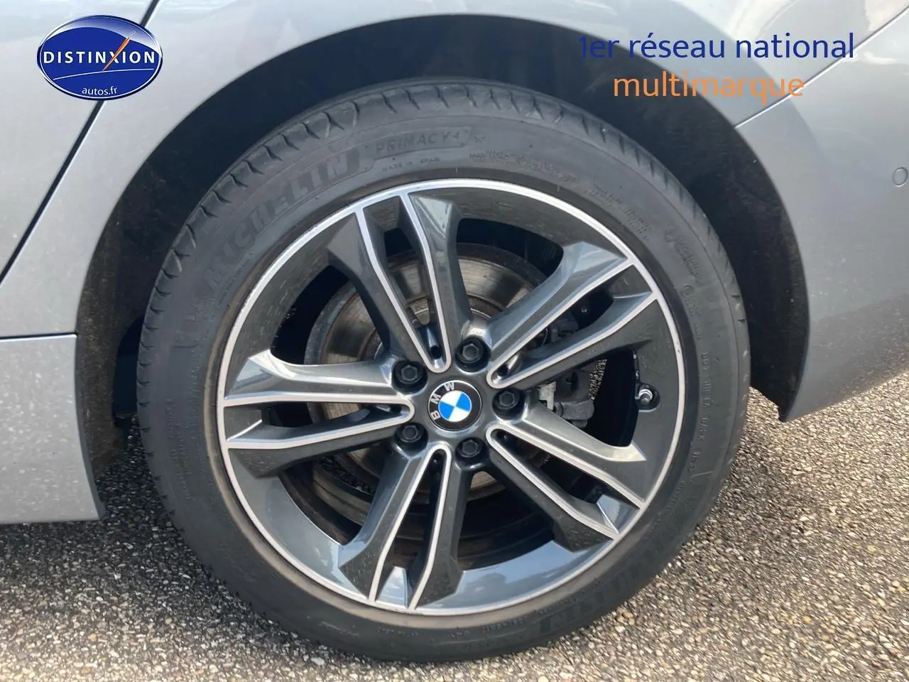 Gros plan sur la jante alliage 17 pouces style 549 d'une BMW Série 1 gris foncé côté arrière droit.