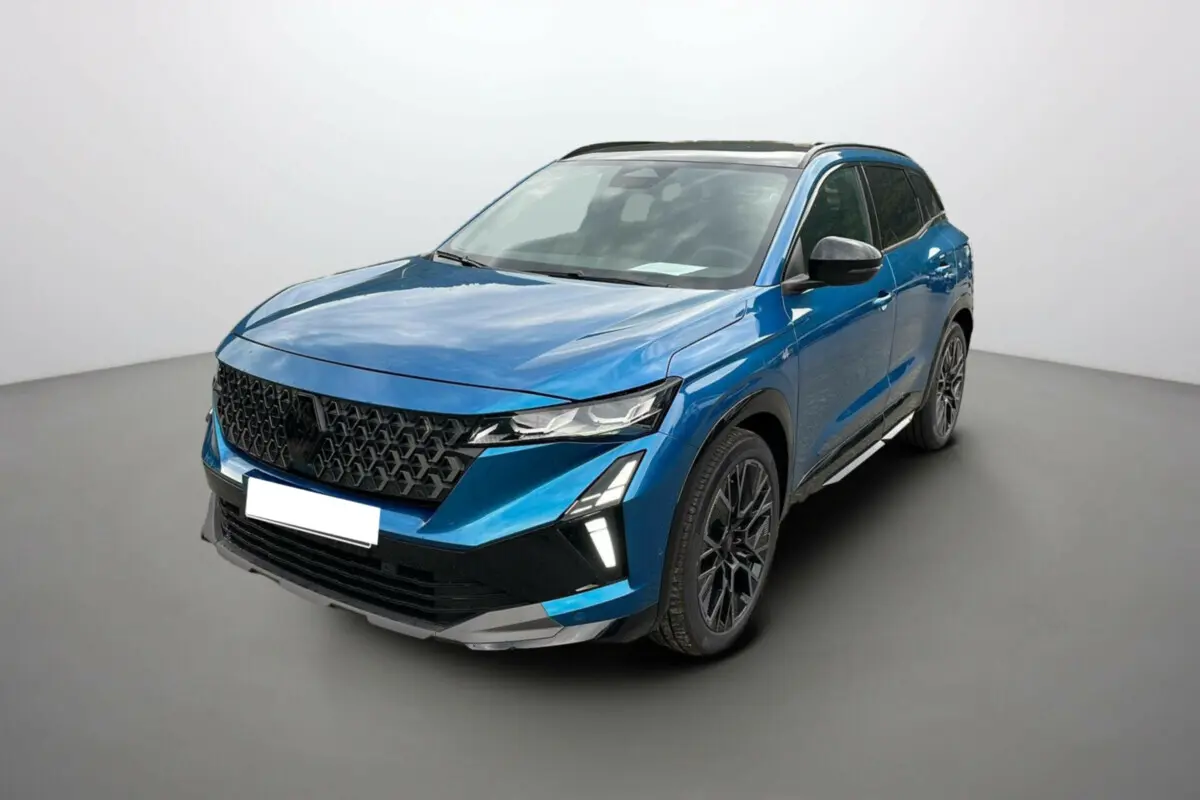 Renault Austral 2025 bleu outremer en 3/4 avant droit, avec calandre noire et toit panoramique visible