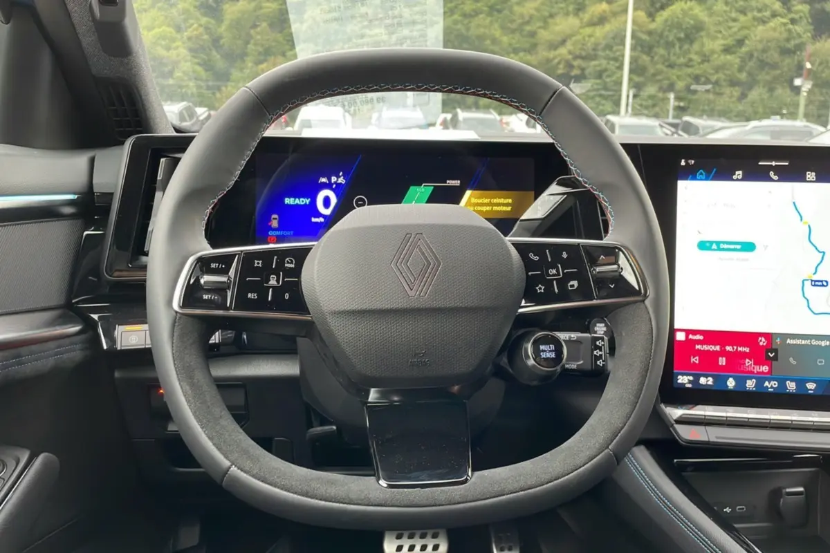 Vue intérieure centrée sur le volant du Renault Austral New 200 Esprit Alpine 2025 avec tableau de bord numérique et écran tactile.