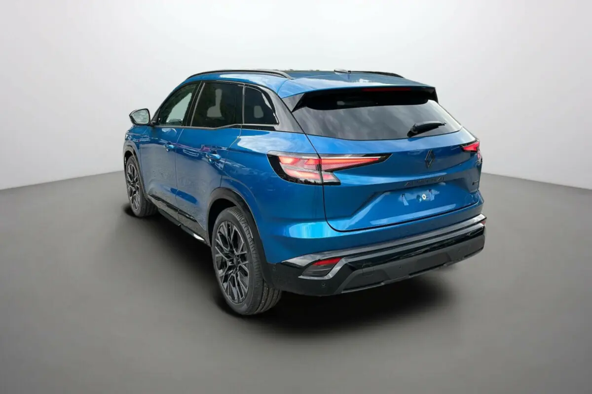 Renault Austral New 200 Esprit Alpine bleu outremer vu en 3/4 arrière droit avec toit panoramique et jantes noires.