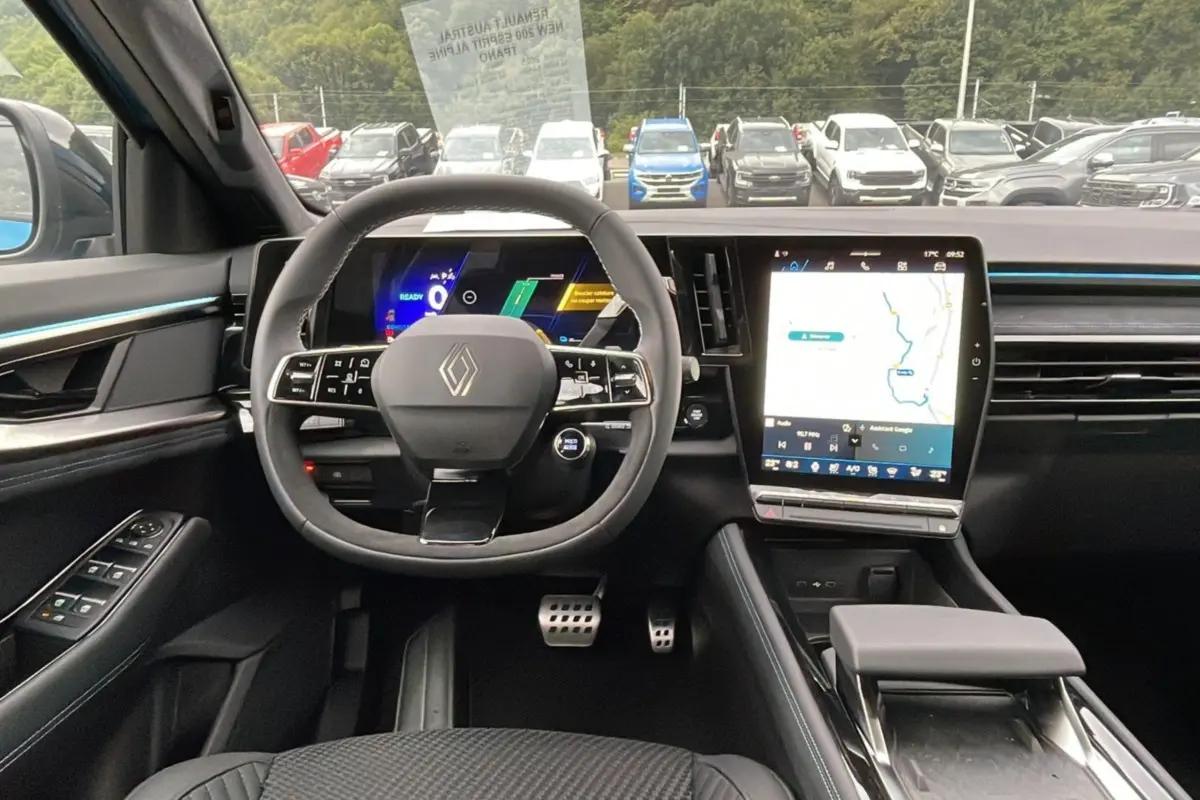 Intérieur du Renault Austral New 200 Esprit Alpine 2025, vue frontale du poste de conduite avec écran tactile et volant multifonction.