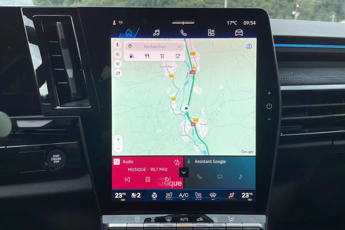 Écran tactile central du tableau de bord du Renault Austral bleu outremer, affichant la navigation et les commandes multimédia.
