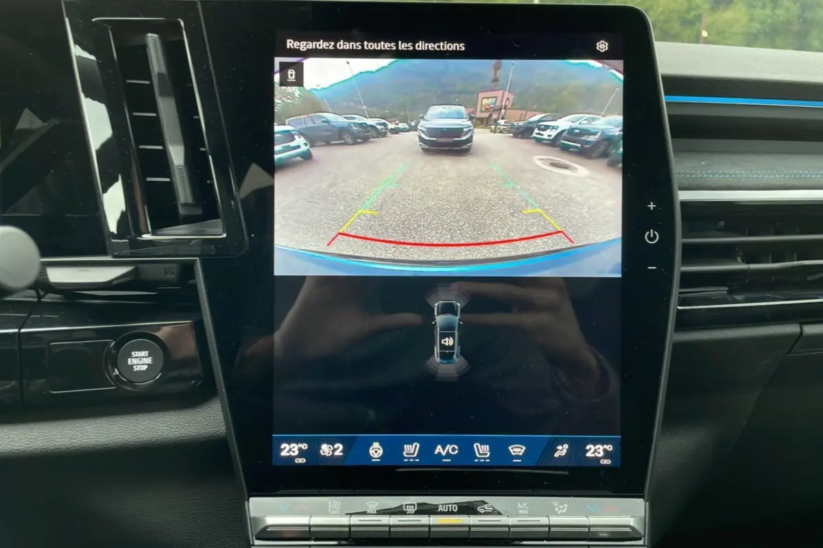 Vue de la caméra de recul affichée sur l'écran central du Renault Austral bleu outremer, version New 200 Esprit Alpine.