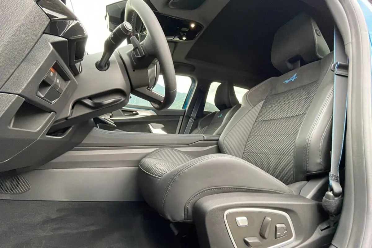 Vue intérieure côté conducteur du Renault Austral New 200 Esprit Alpine 2025 avec sièges en cuir noir et surpiqûres bleues.