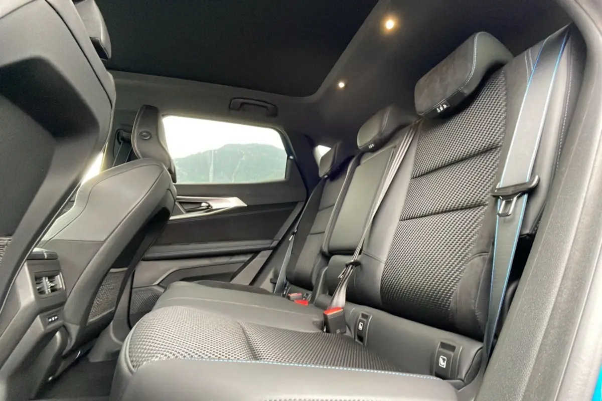 Vue intérieure arrière droite des sièges en cuir noir avec surpiqûres bleues du Renault Austral New 200 Esprit Alpine 2025.