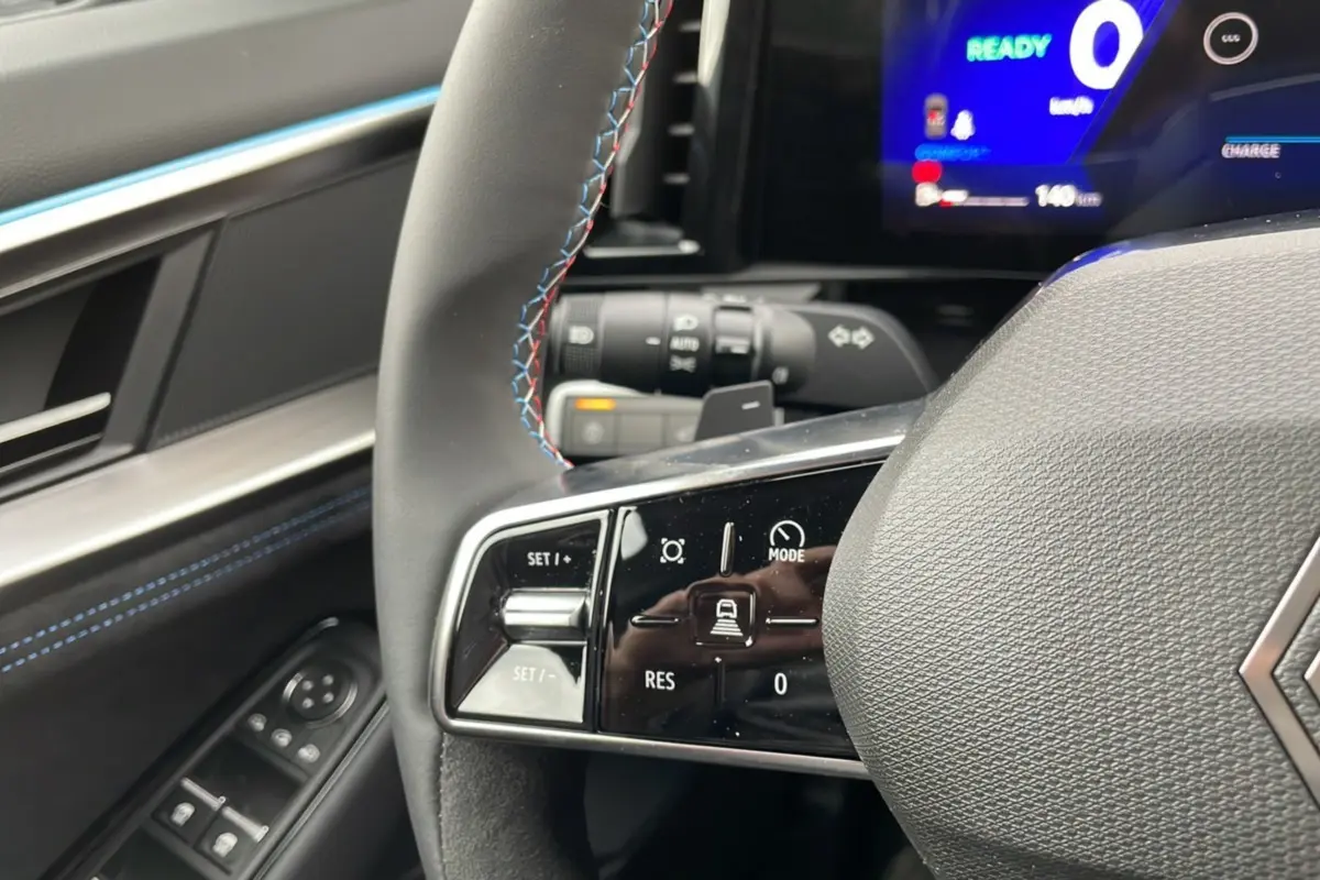 Détail du volant avec commandes intégrées et tableau de bord numérique du Renault Austral New 200 Esprit Alpine 2025.