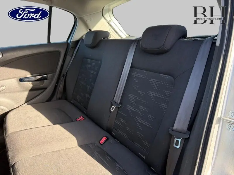 Banquette arrière en tissu anthracite de l'Opel Corsa gris minéral vue côté droit avec ceintures de sécurité et appuie-têtes.