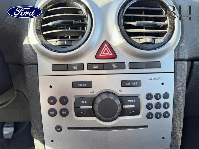 Vue intérieure centrée sur le volant et tableau de bord de l'Opel Corsa gris Minéral, version 2014, essence, finition Cool Line.