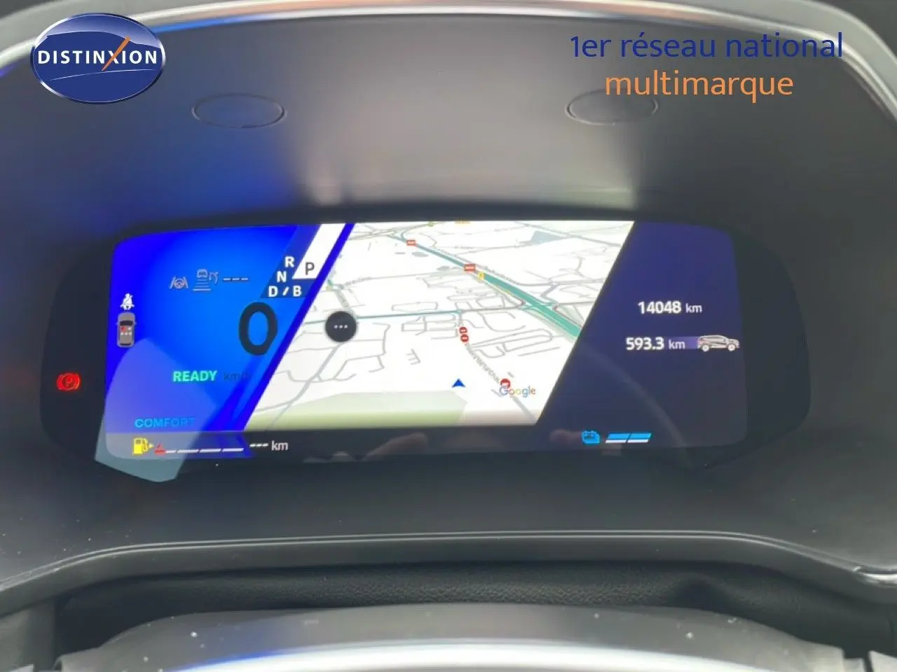 Tableau de bord numérique du Renault Symbioz bleu iron metal, affichant la navigation et les informations de conduite.