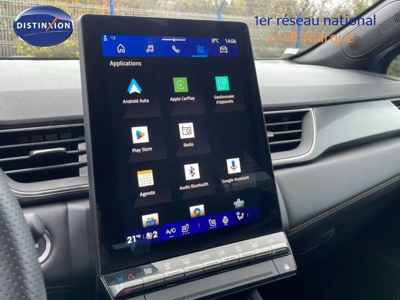 Vue intérieure du tableau de bord de la Renault Symbioz bleu iron metal, avec écran tactile central affichant les applications.