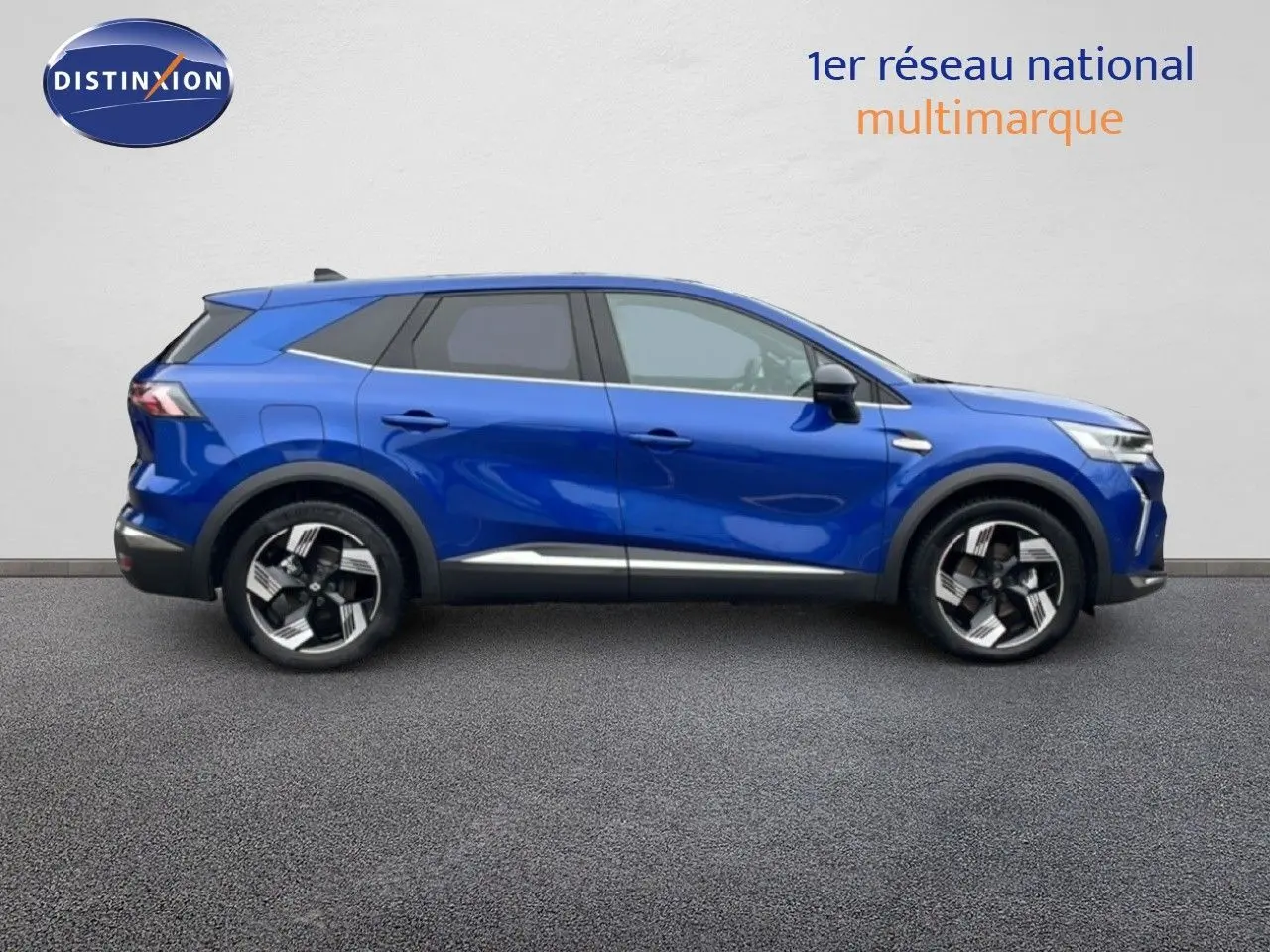 Profil droit d’un Renault Symbioz E-Tech Full Hybrid 145ch Iconic bleu Iron Metal avec jantes bi-ton et détails noirs.