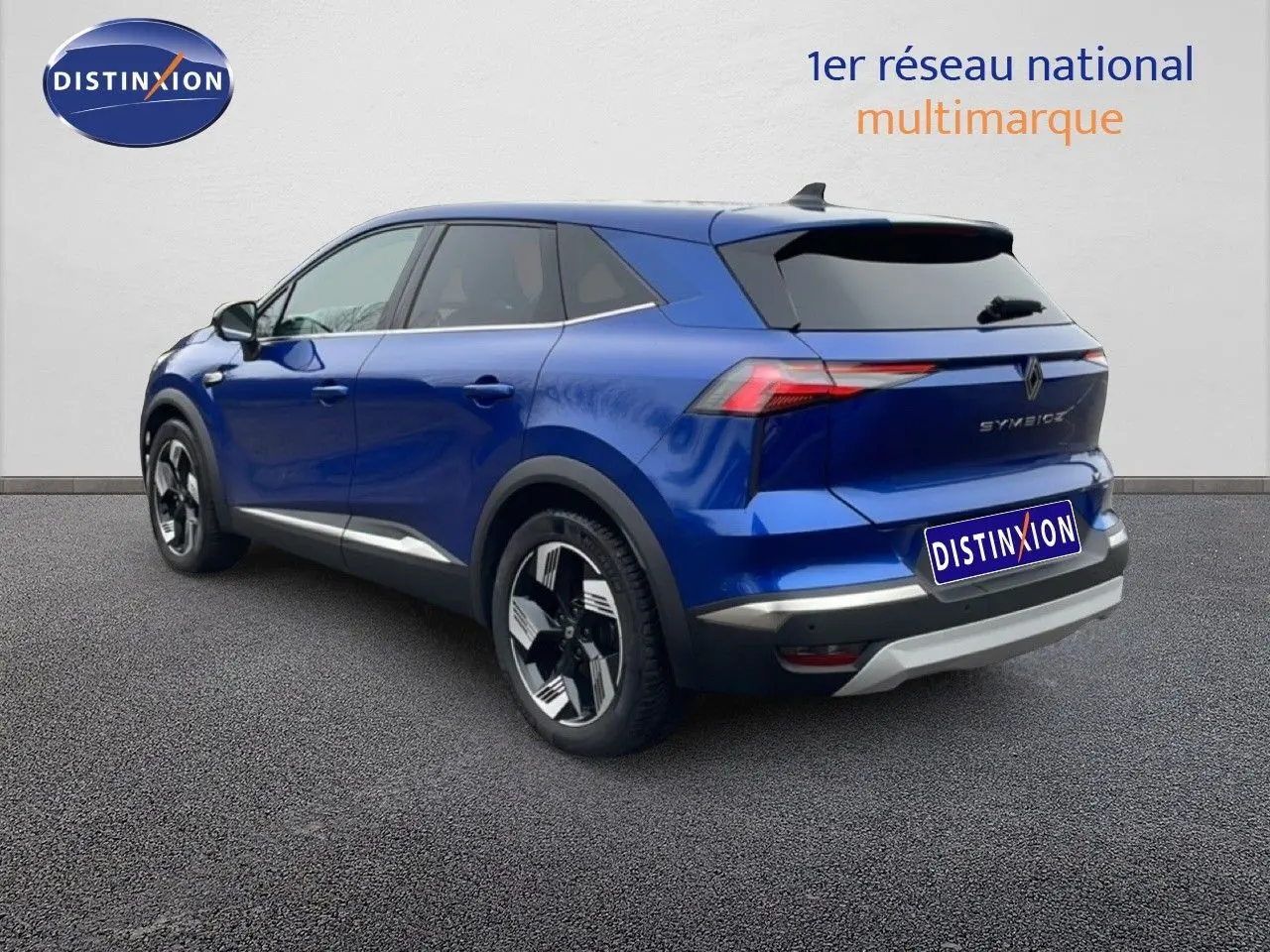 Vue 3/4 arrière droite du Renault Symbioz bleu Iron Metal avec jantes noires et détails argentés.