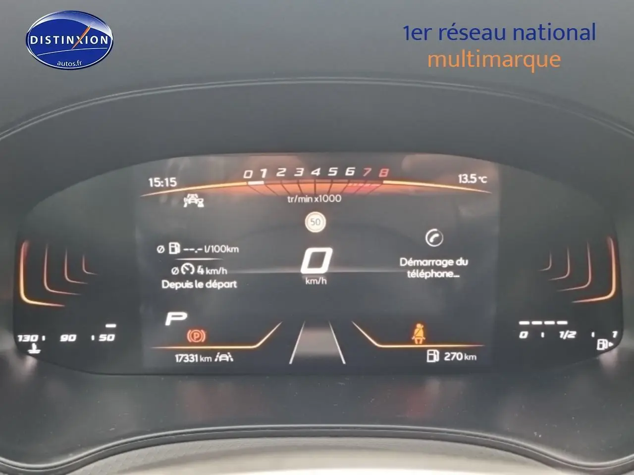 Affichage numérique du tableau de bord du SEAT Arona 2025, avec compte-tours et vitesse à 0 km/h, éclairage orange.