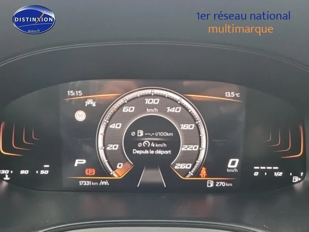 Tableau de bord digital du SEAT Arona 2025 affichant la vitesse, température et autonomie, éclairage orange subtil.