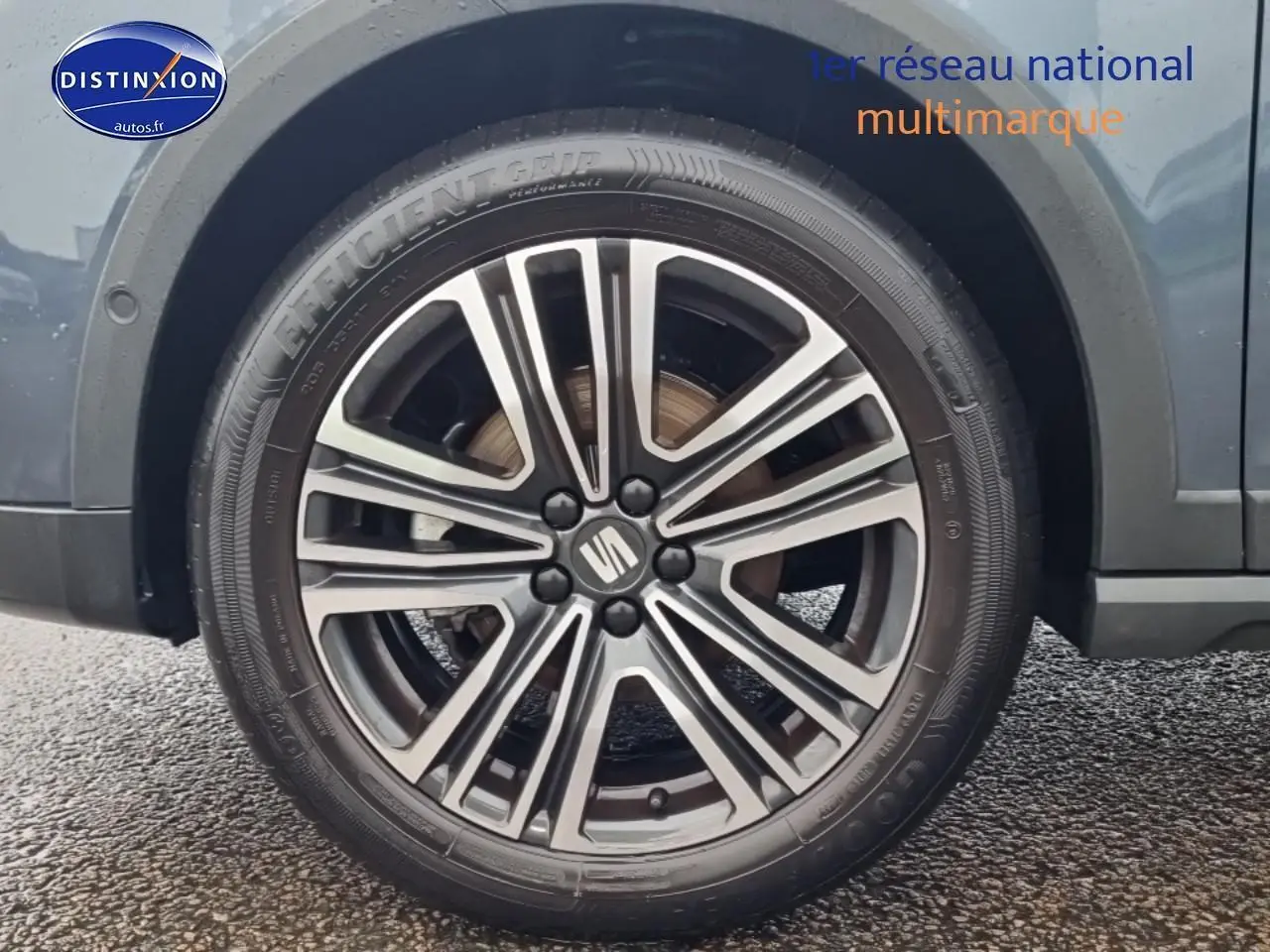 Gros plan sur la jante 17 pouces Urban Design gris et noir du SEAT Arona gris magnétique côté arrière.