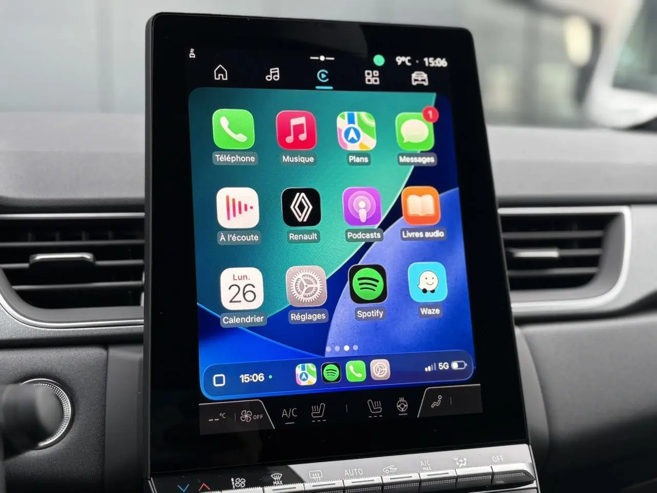 Écran tactile central du Renault Captur 2025 affichant les applications connectées avec tableau de bord gris.