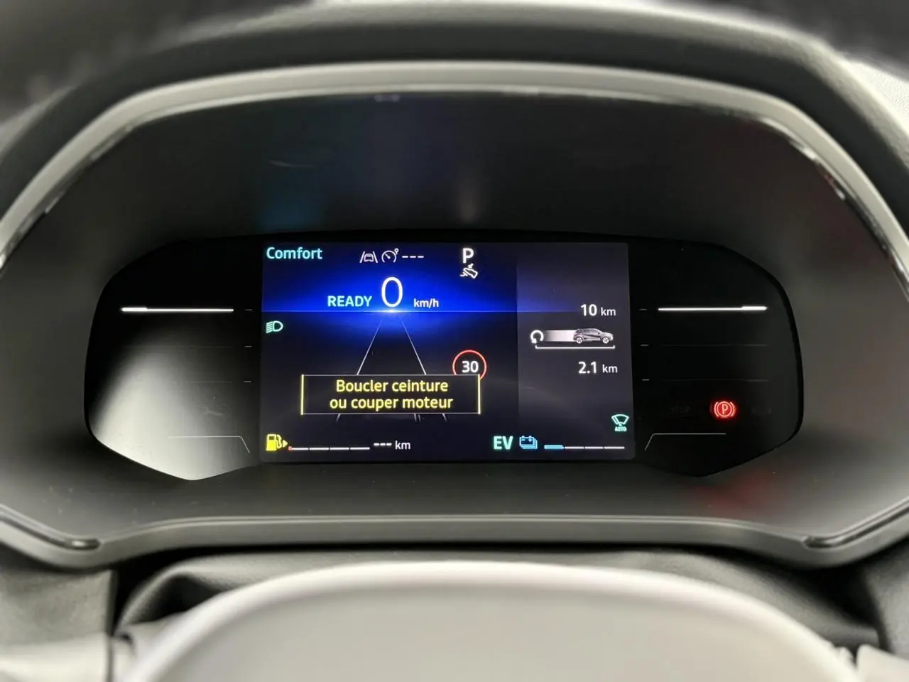 Tableau de bord numérique du Renault Captur 2025 affichant la vitesse, alertes et mode de conduite Comfort.