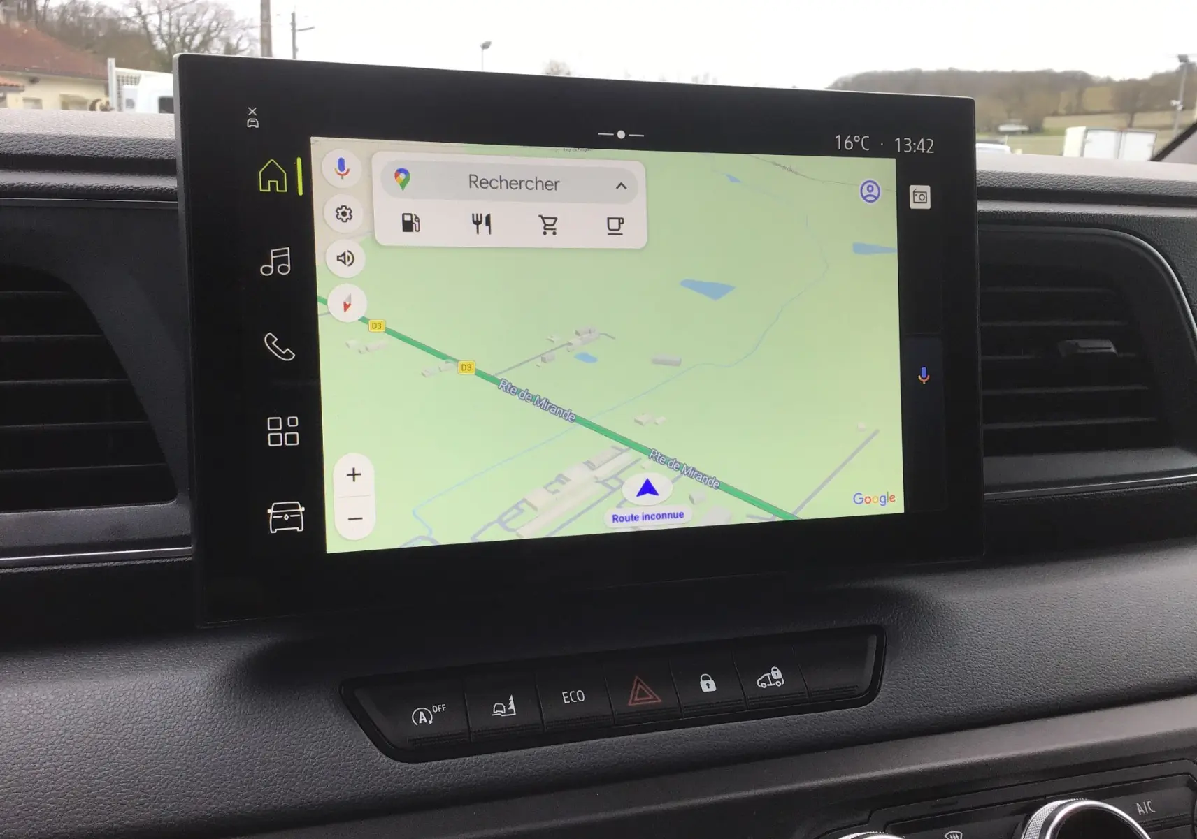 Écran tactile central du Renault Master 2025 affichant une carte GPS avec interface OpenRlink, entouré de commandes noires.