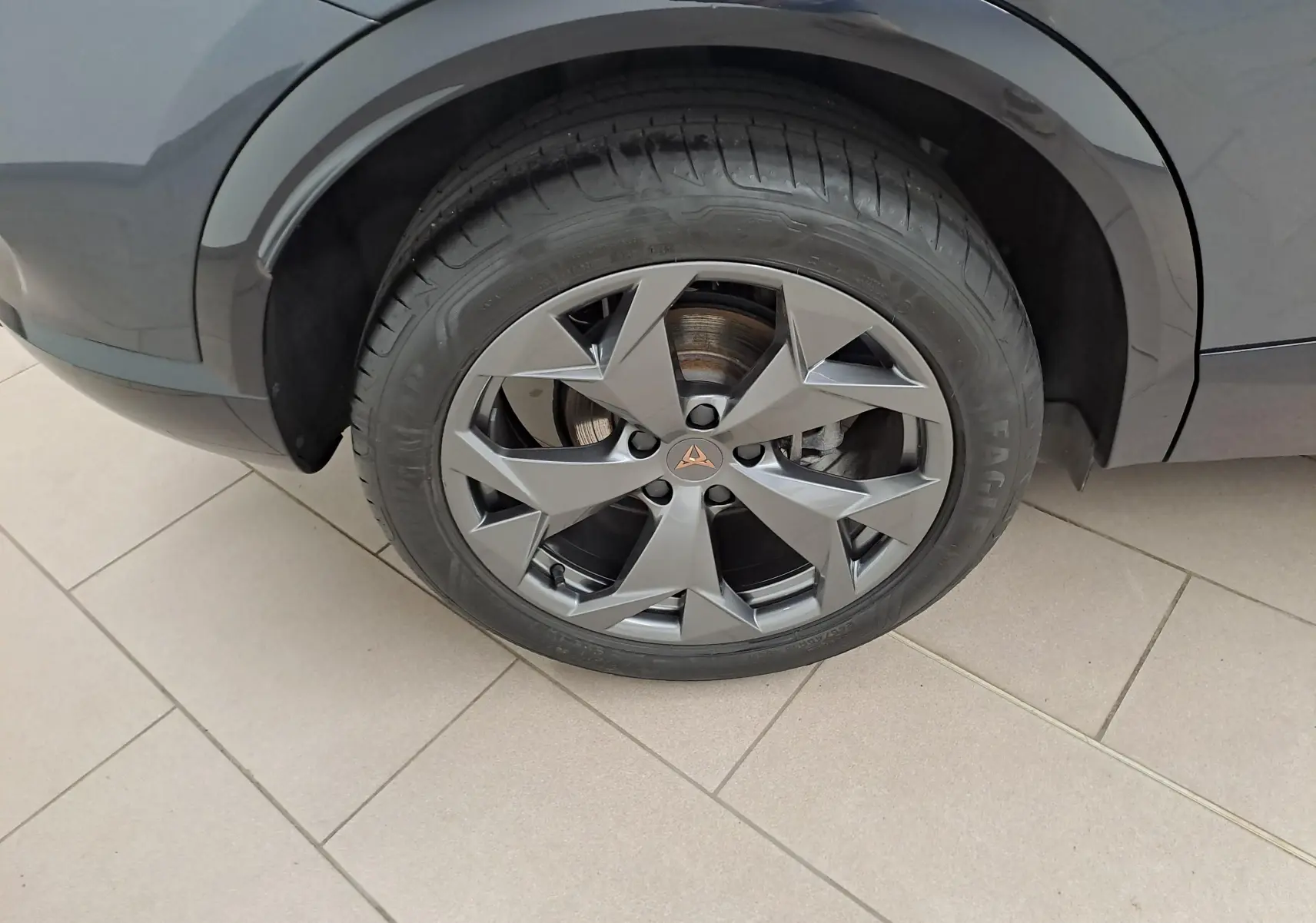 Gros plan sur la roue avant droite du CUPRA Formentor gris magnétique avec jante alliage 18'' Tempest au design anguleux.