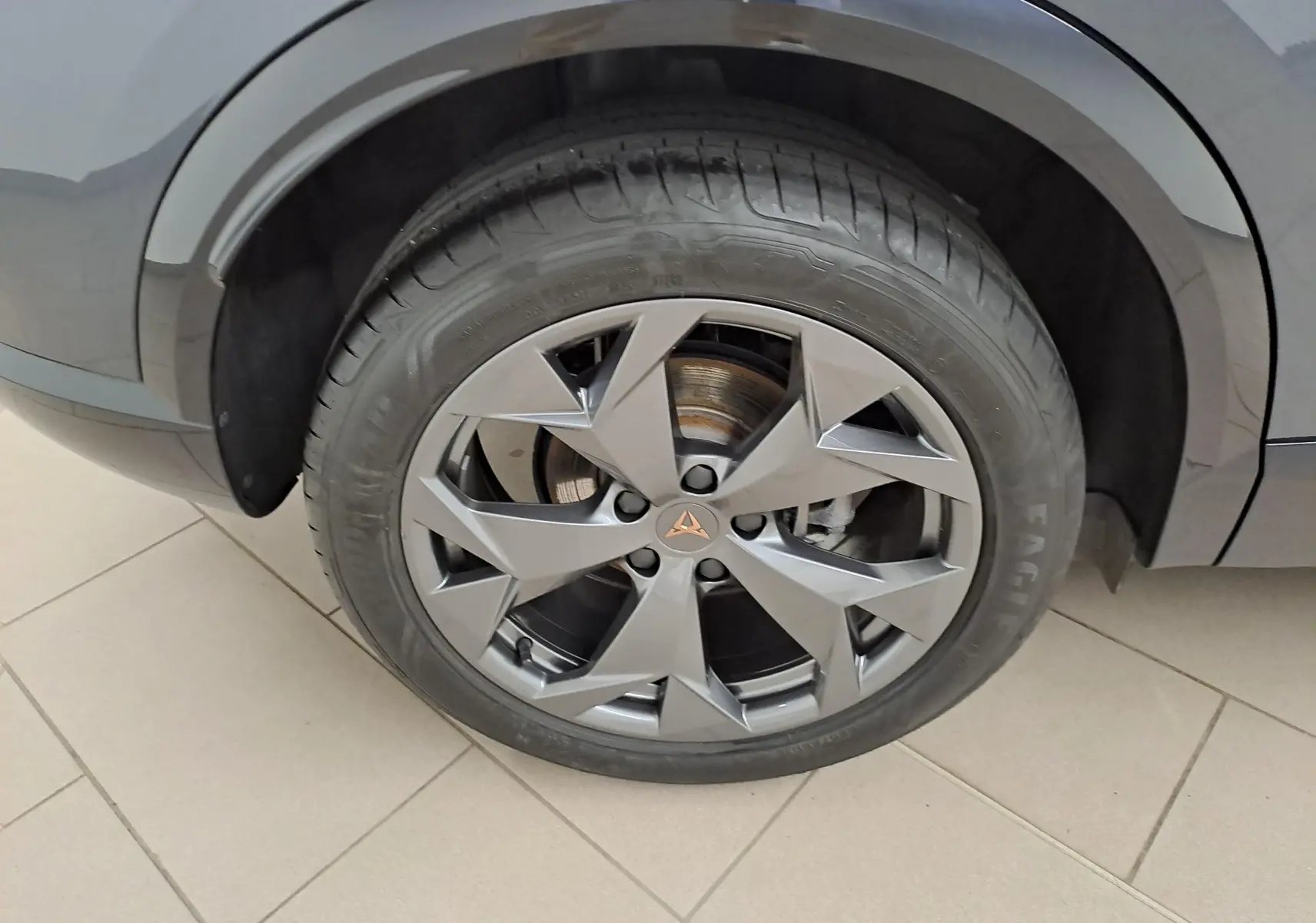 Gros plan sur la roue avant droite du CUPRA Formentor gris magnétique avec jante alliage 18'' Tempest.