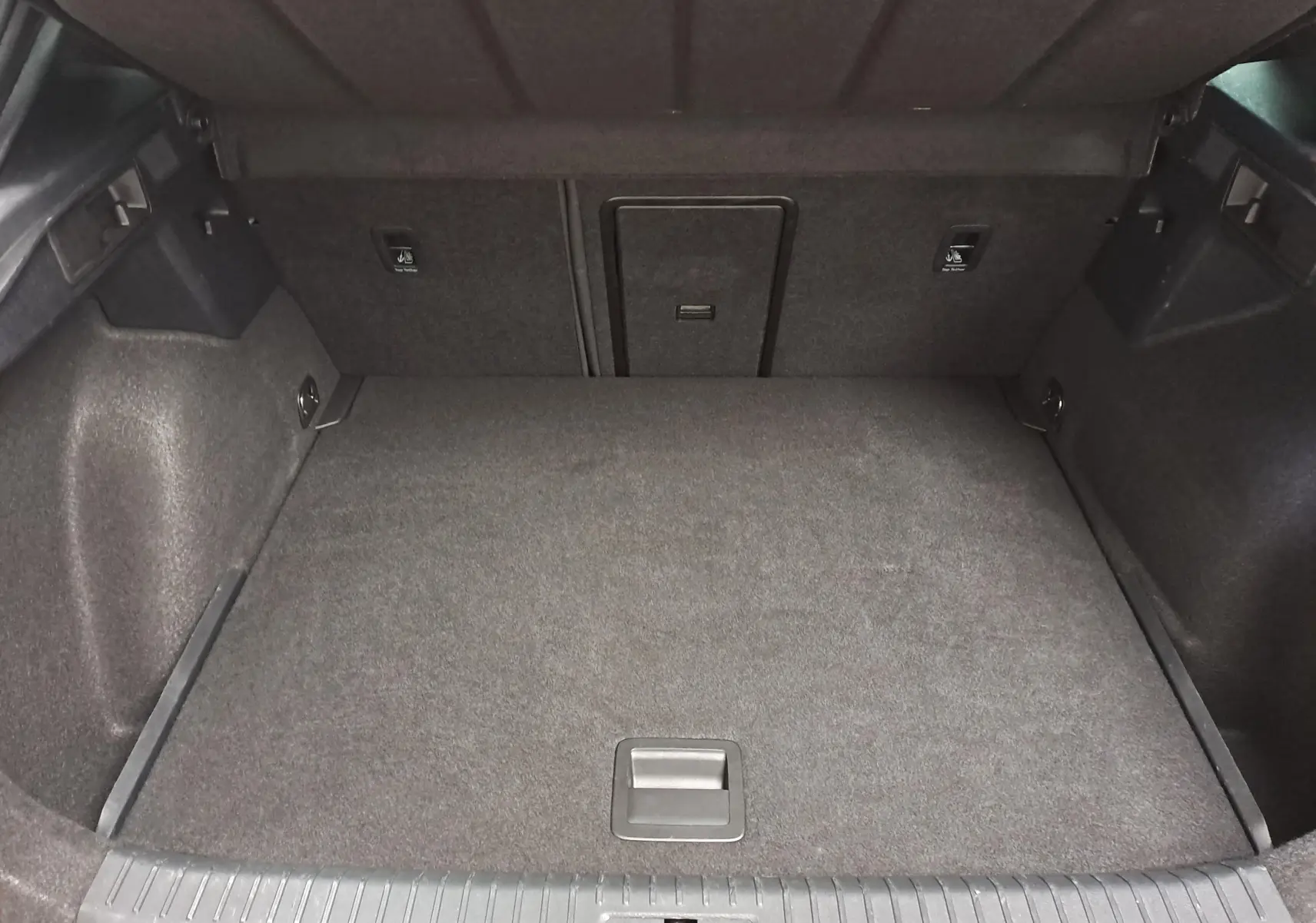 Coffre ouvert du CUPRA Formentor gris magnétique, montrant un espace de chargement propre et bien fini.