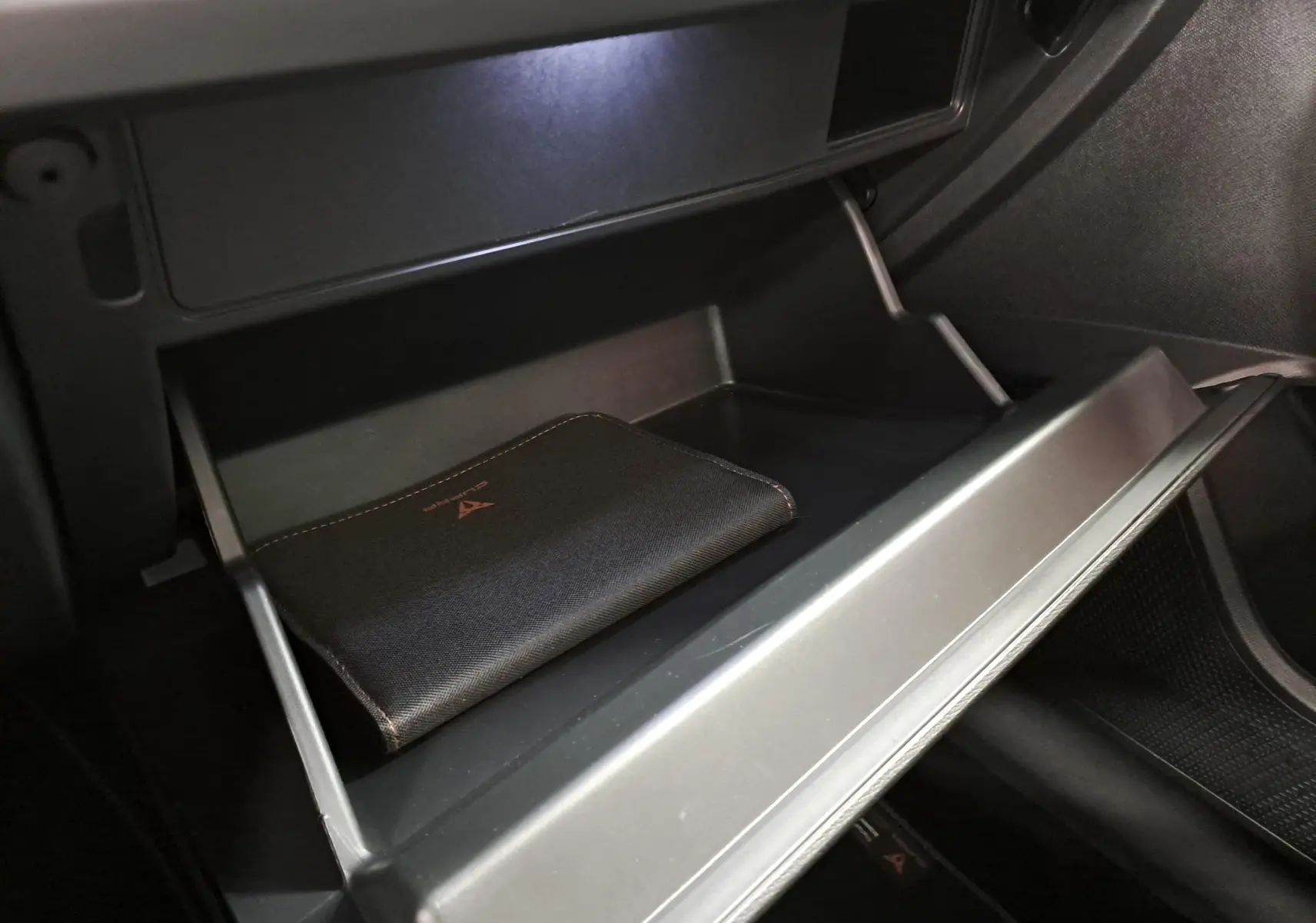 Gant de boîte à gants ouvert côté passager avec pochette noire CUPRA dans un CUPRA Formentor 2025.