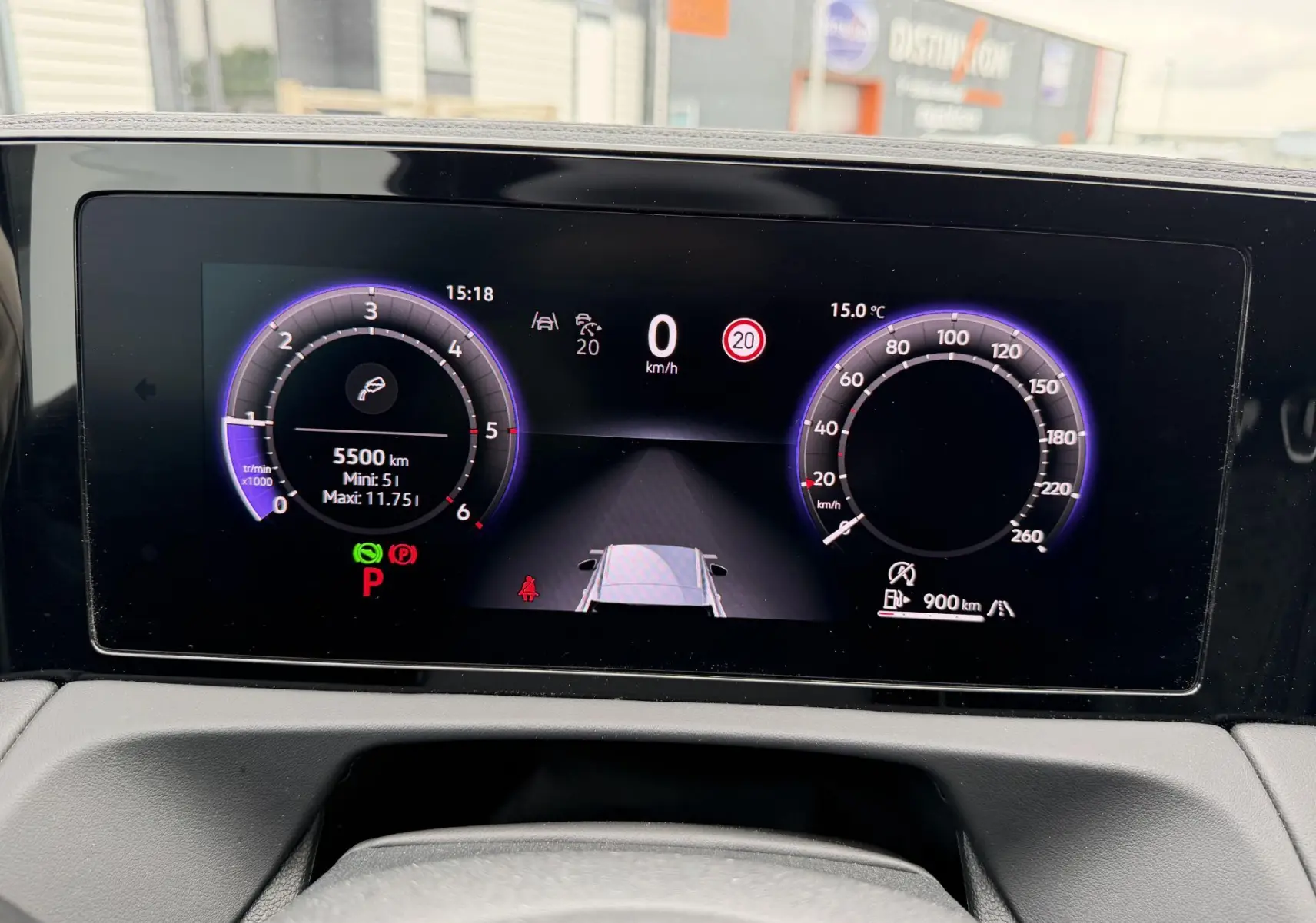 Affichage numérique du tableau de bord du Volkswagen Tiguan 2025 montrant la vitesse, le régime moteur et les alertes.