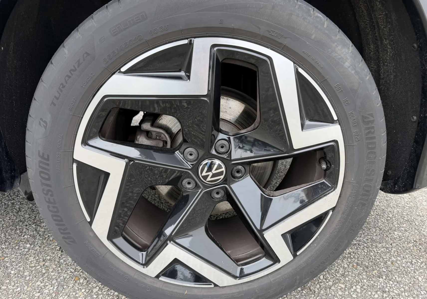 Gros plan sur la jante alliage 19 pouces bicolore noire et argentée du Volkswagen Tiguan 2025, pneu Bridgestone.