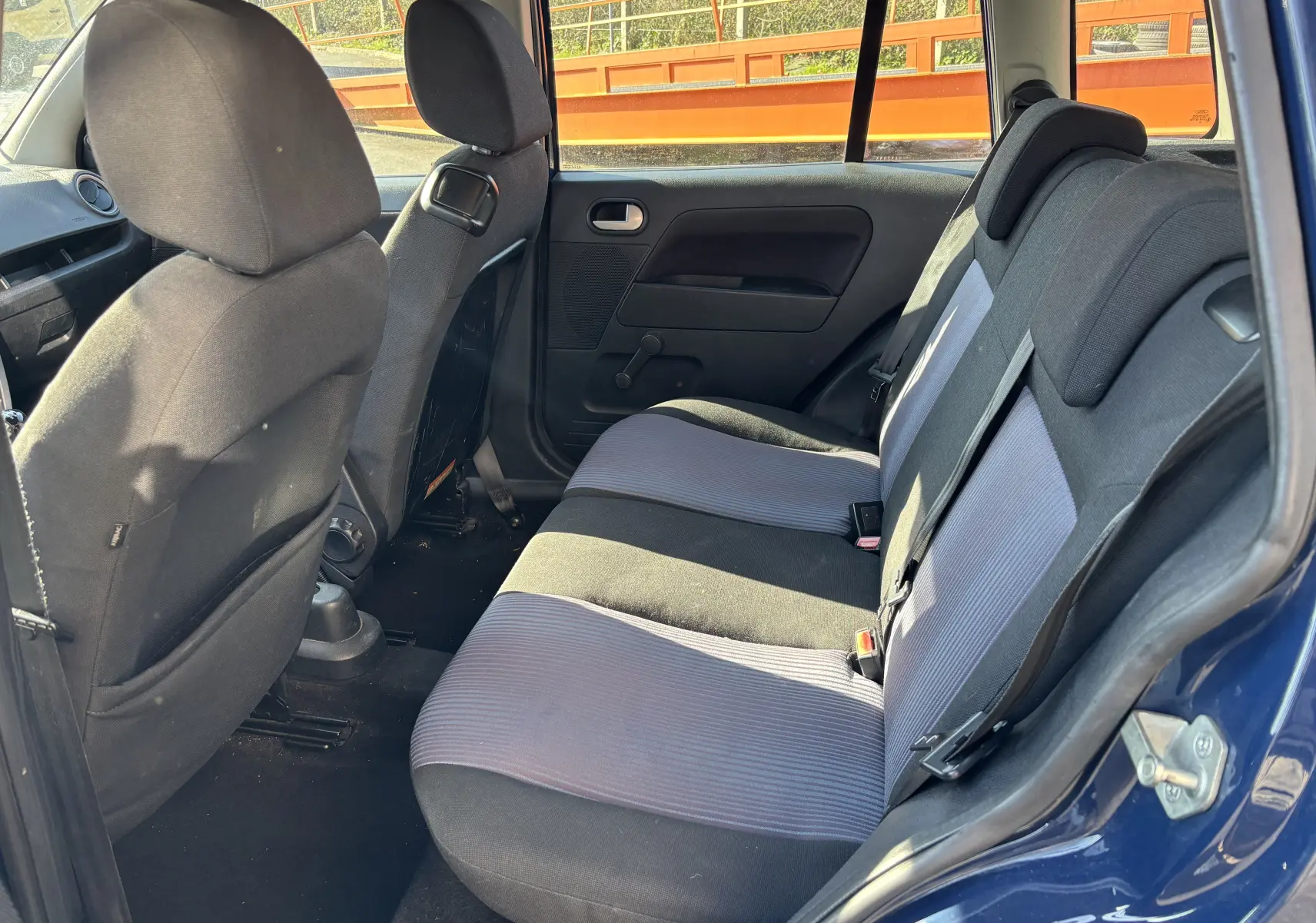 Vue intérieure côté droit sur la banquette arrière tissu bicolore de la Ford Fusion bleu 2009 à cinq portes.