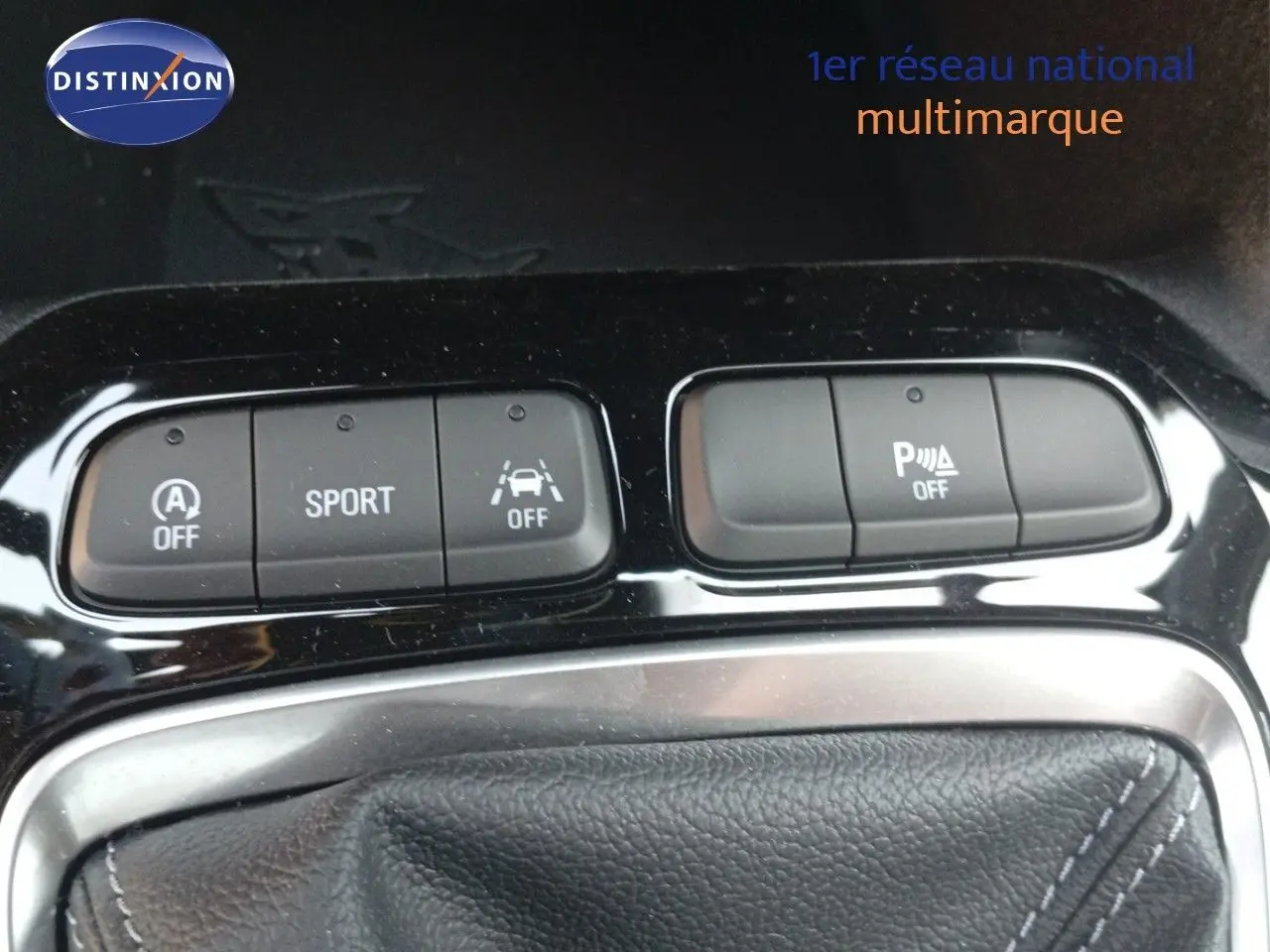 Gros plan sur les commandes de conduite et la sellerie noire de l’Opel Corsa 1.2 Turbo 2023.