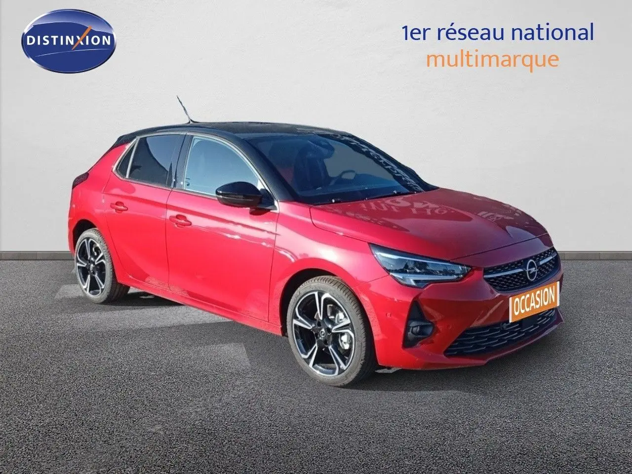 Opel Corsa rouge métal avec toit noir vue 3/4 avant droit, jantes alliage et calandre distinctive