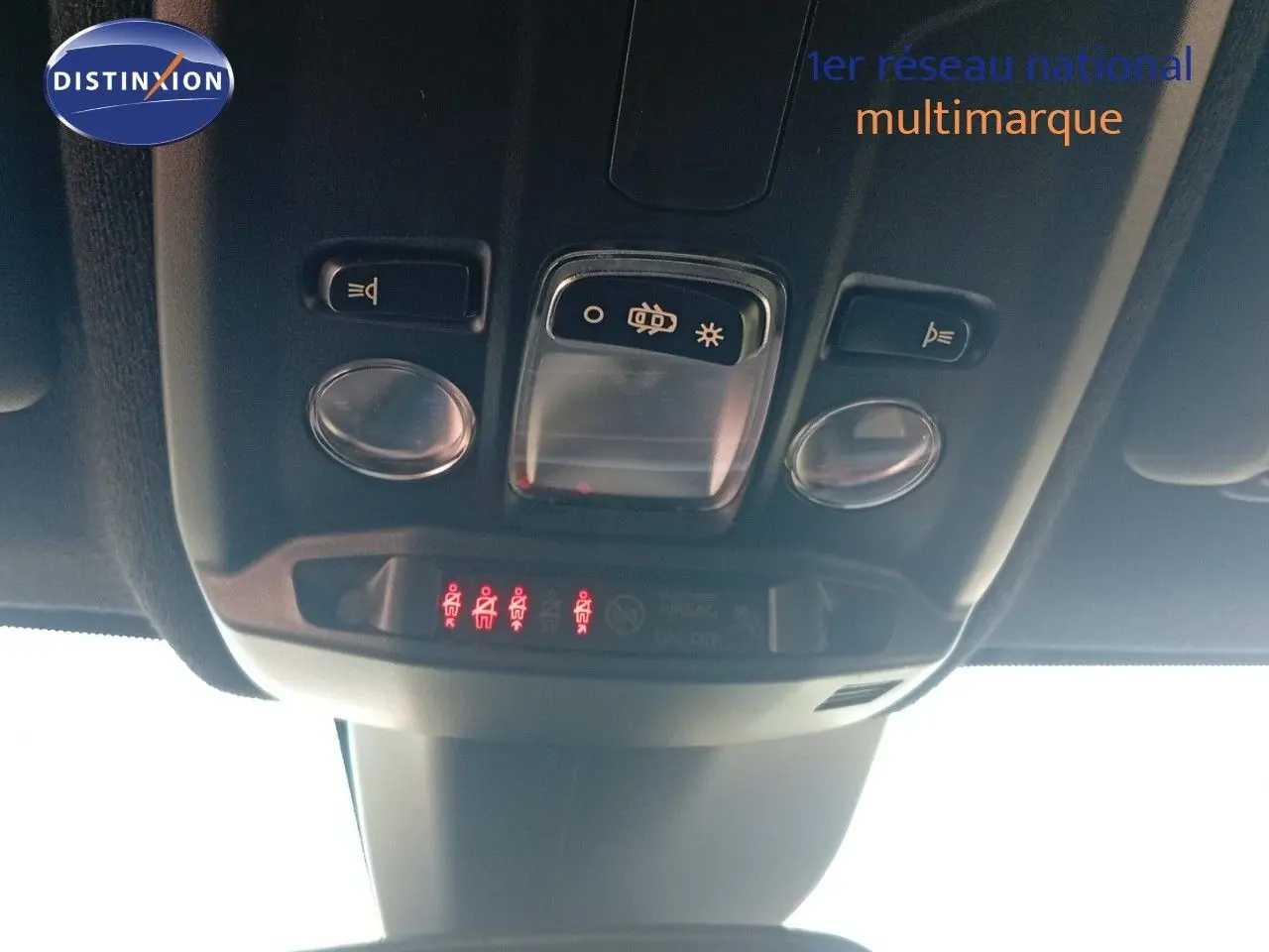 Vue en gros plan du plafonnier intérieur de l'Opel Corsa 2023 avec commandes d'éclairage et voyants rouges allumés.