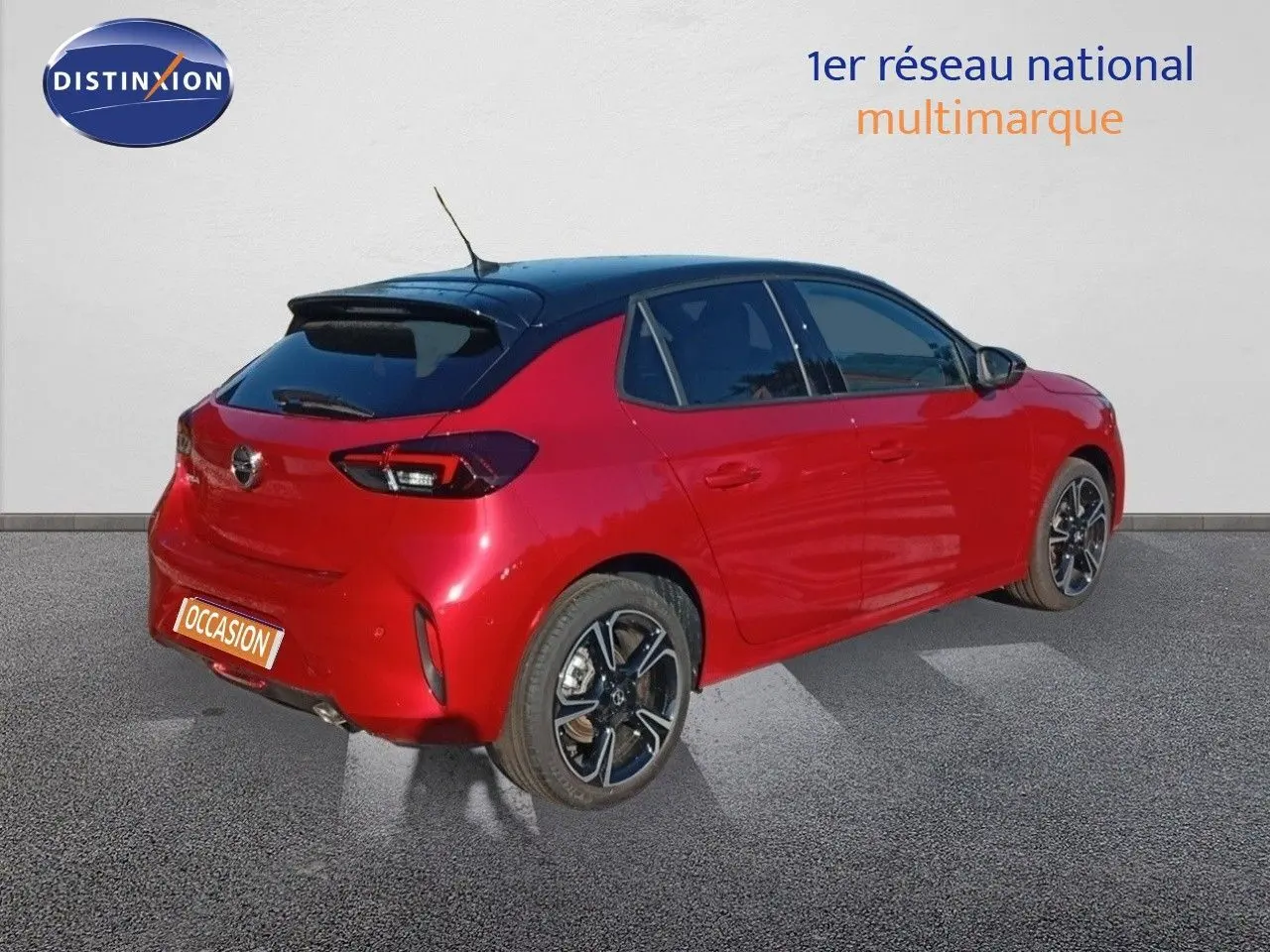 Opel Corsa 1.2 Turbo 2023 rouge métal avec toit noir, vue 3/4 arrière droit, jantes alliage noires et rouges.