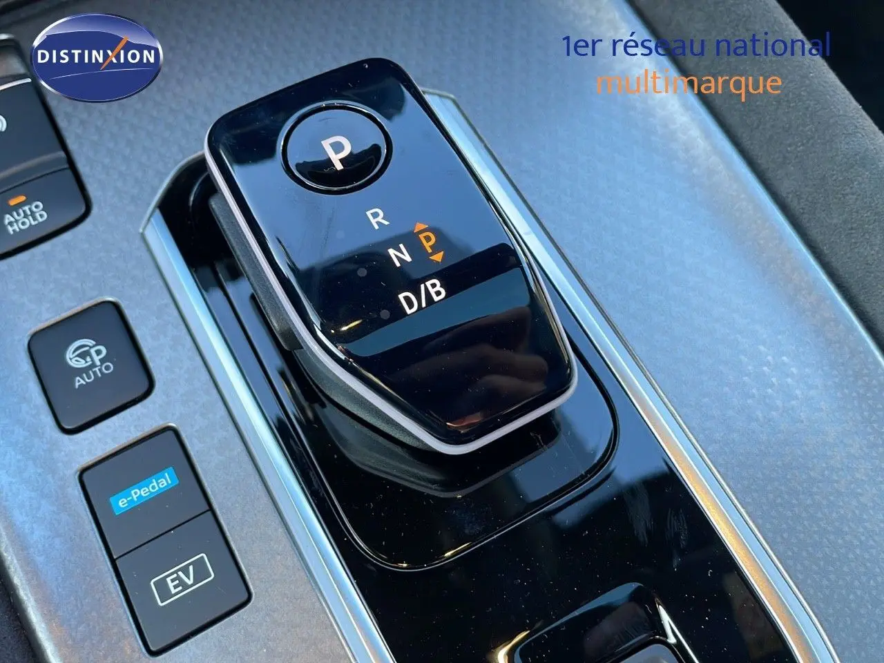 Gros plan sur la commande de boîte automatique noire du Nissan Qashqai blanc nacré toit noir, version hybride 2025.