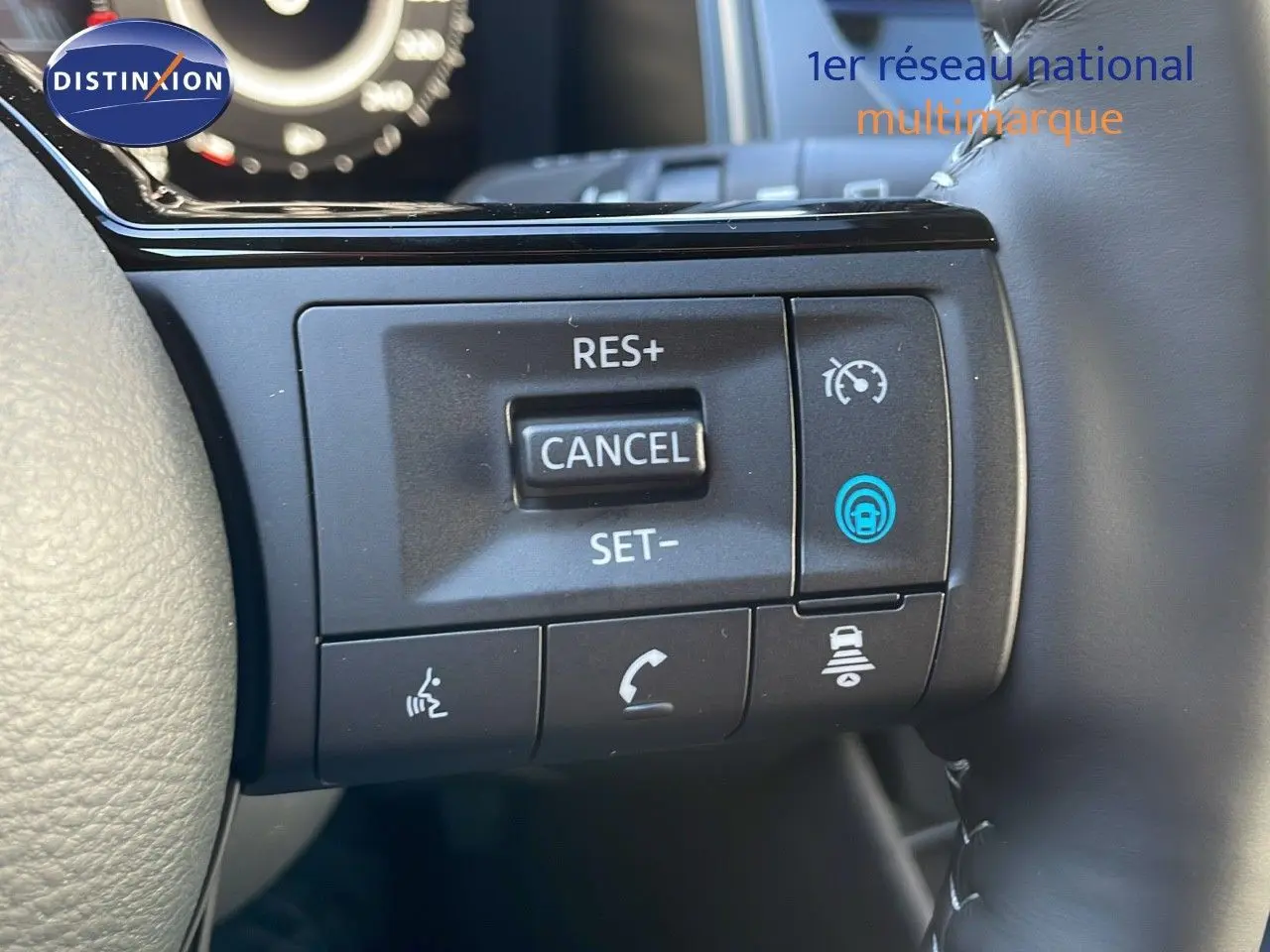 Gros plan sur les commandes au volant du Nissan Qashqai 2025, avec boutons de régulateur de vitesse et assistance active.