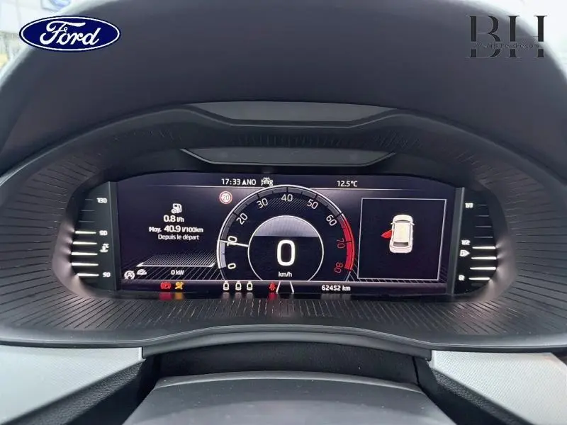 Tableau de bord numérique du Skoda Kamiq 1.0 TSI 95ch Business montrant la vitesse à 0 km/h et l'alerte porte ouverte.