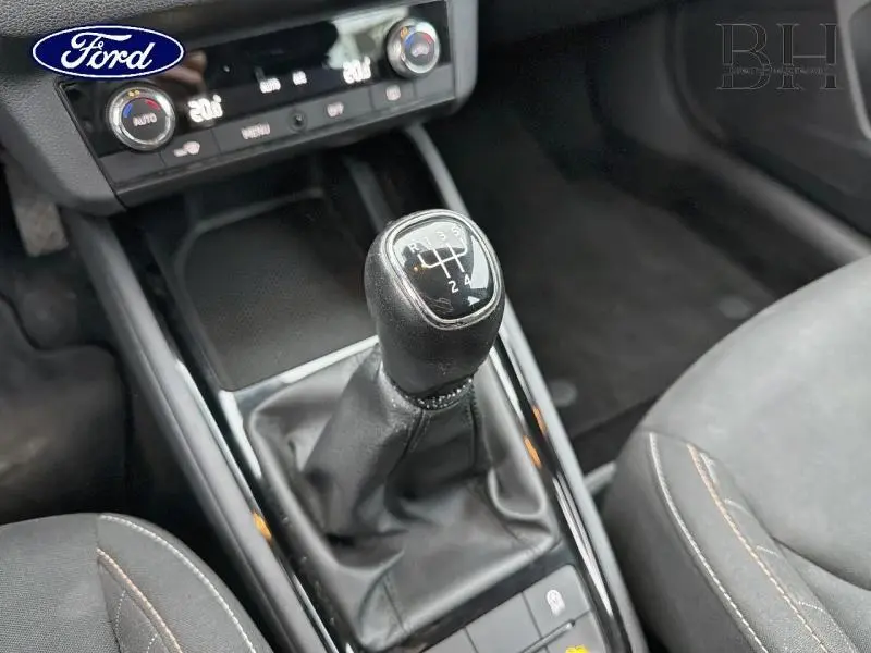 Le levier de vitesses manuel noir vu de dessus dans l'habitacle du Skoda Kamiq Gris Météore.