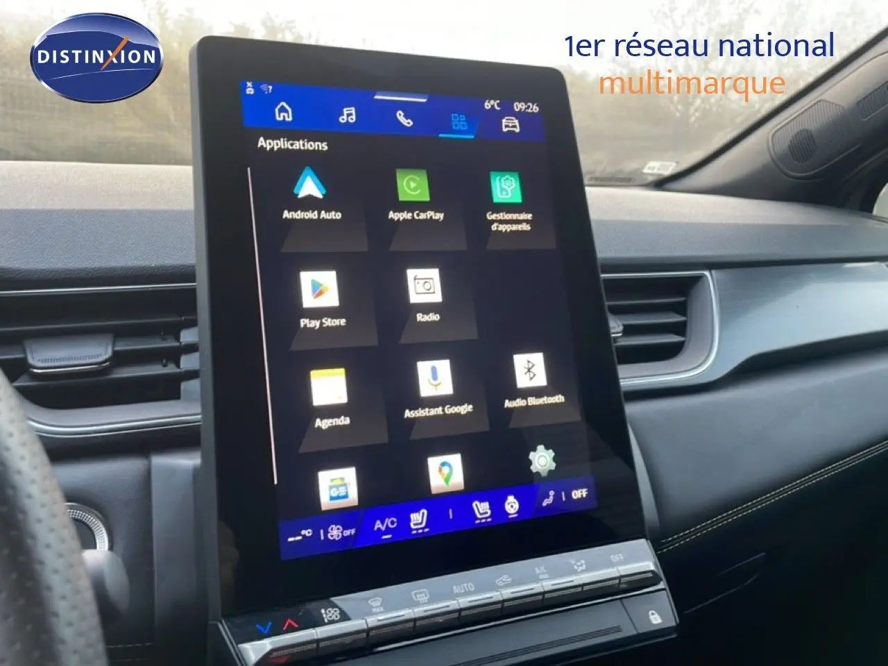 Vue intérieure du tableau de bord du Renault Symbioz 2025, écran tactile central affichant les applications connectées.