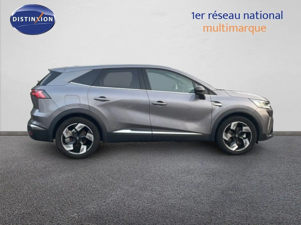 Profil droit du Renault Symbioz gris cassiopée métal 2025, SUV hybride avec jantes stylisées et lignes sculptées.