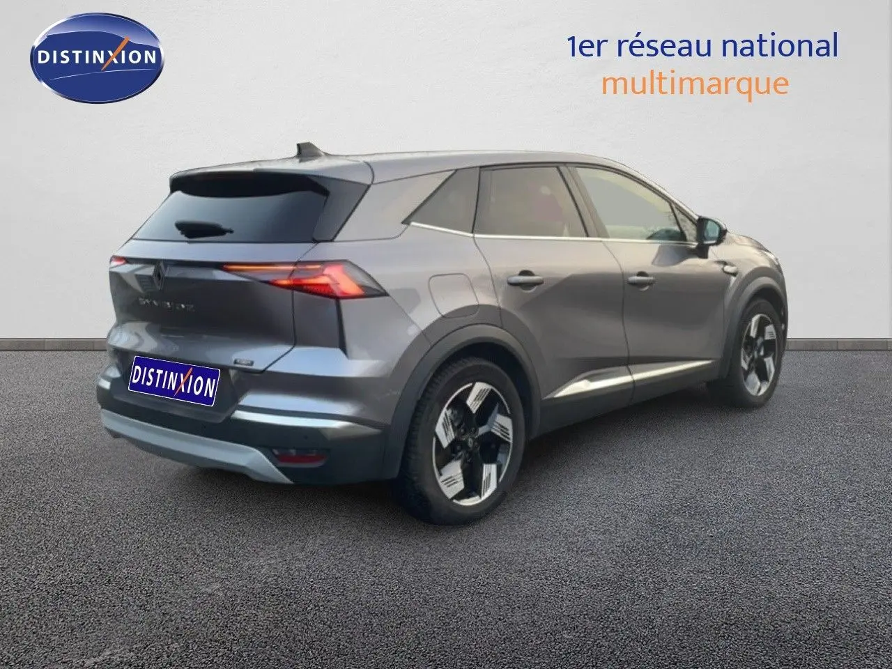 Vue 3/4 arrière droite du Renault Symbioz gris cassiopée métal avec feux LED et jantes bi-ton.