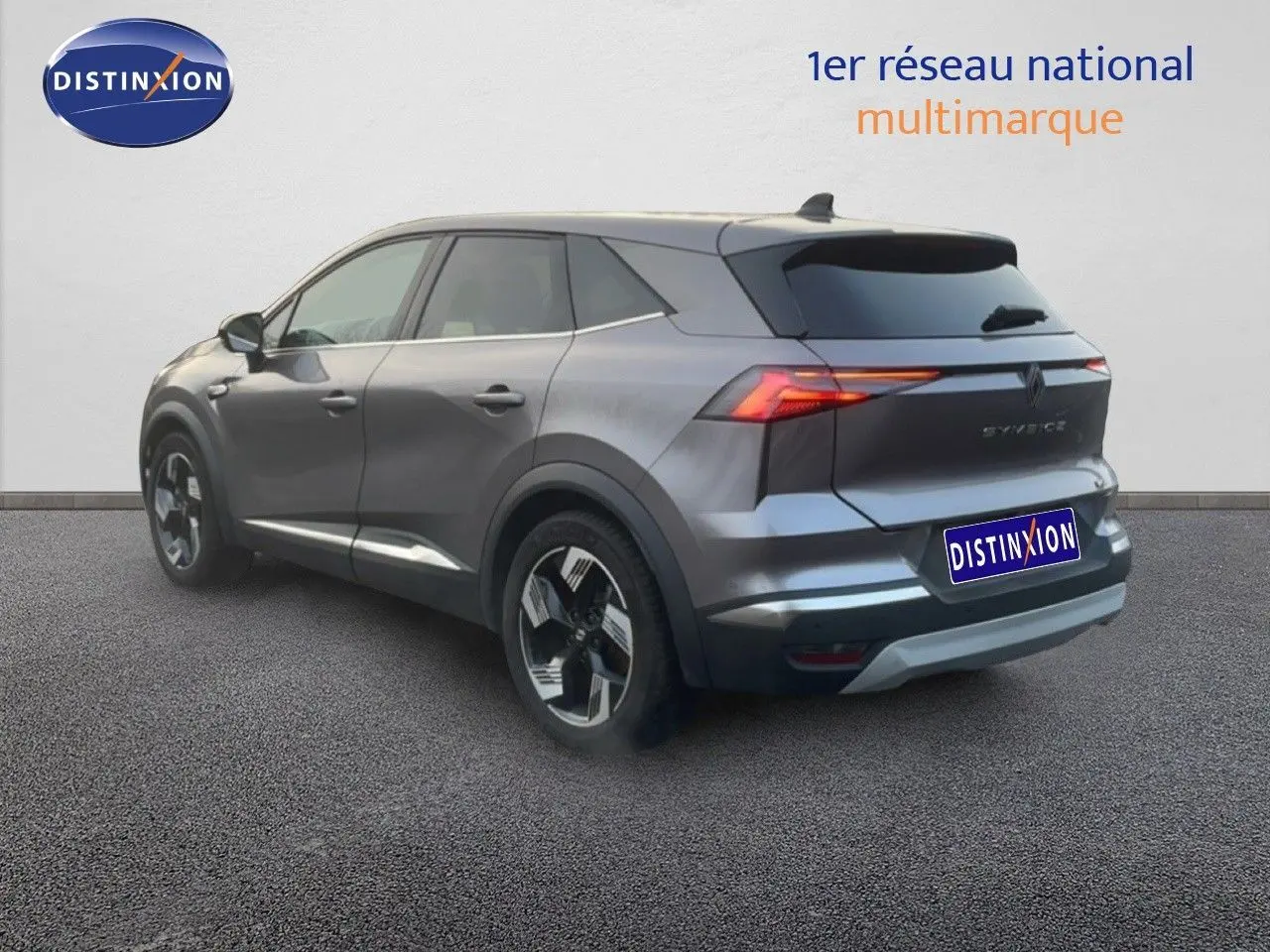 Vue 3/4 arrière droite d’un Renault Symbioz gris cassiopée métallisé avec feux arrière LED et jantes alliage bicolores.