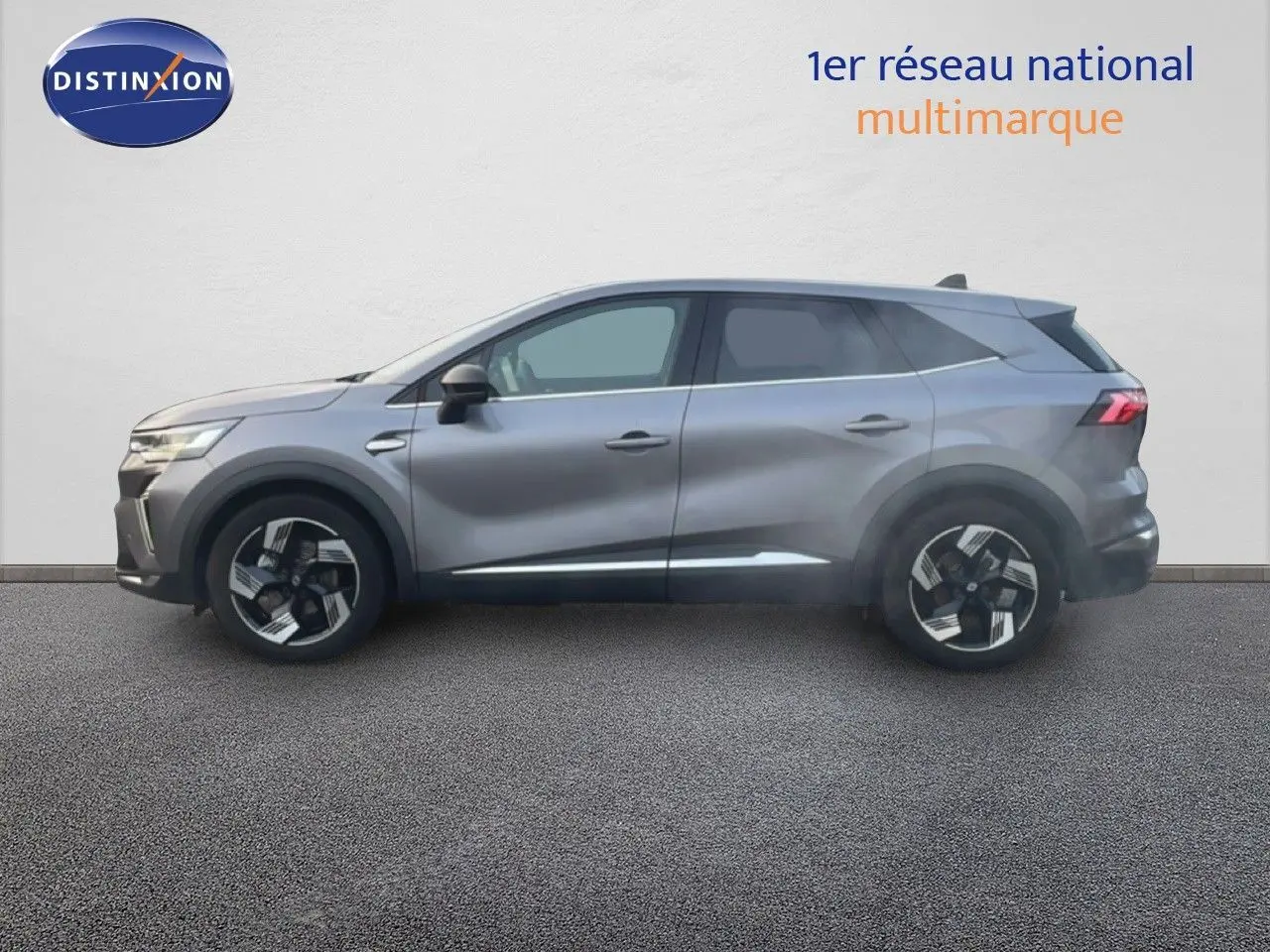 Profil gauche du Renault Symbioz gris cassiopée métal 2025, SUV hybride avec jantes noires et détails chromés.