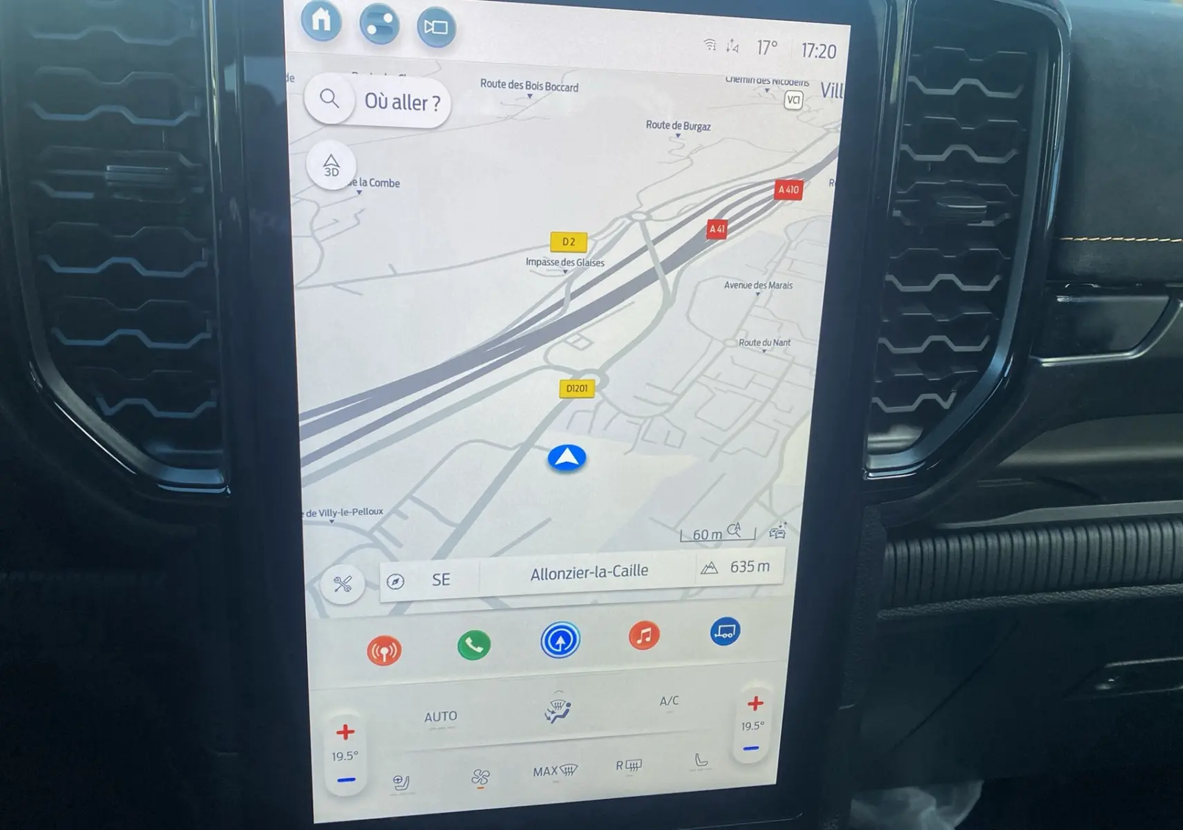 Écran tactile central du Ford Ranger 2025 gris carbone affichant la navigation GPS et les commandes climatisation.