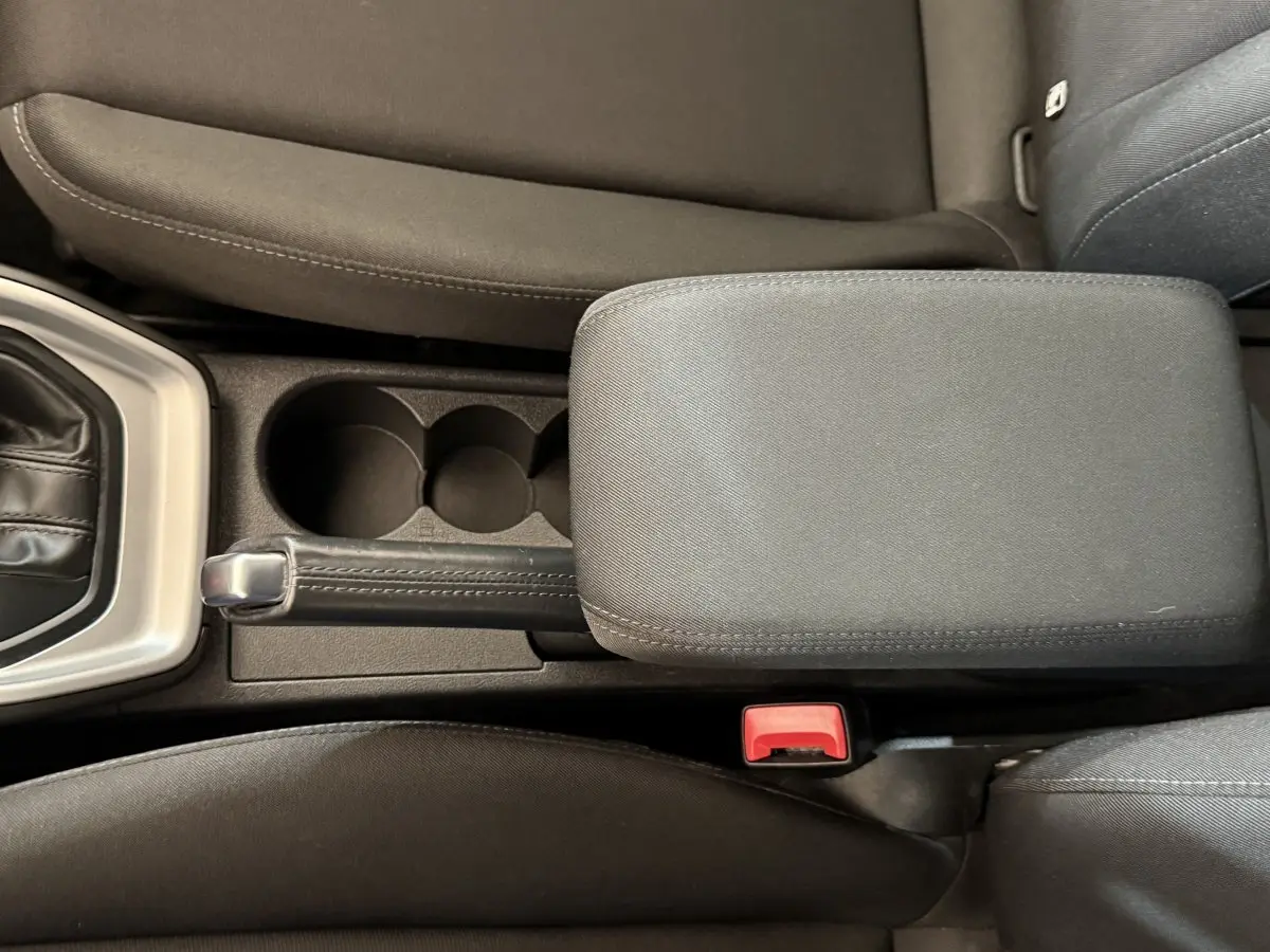 Vue intérieure en plongée du frein à main et accoudoir central noir de l'Audi A1 2021 finition Business Line.