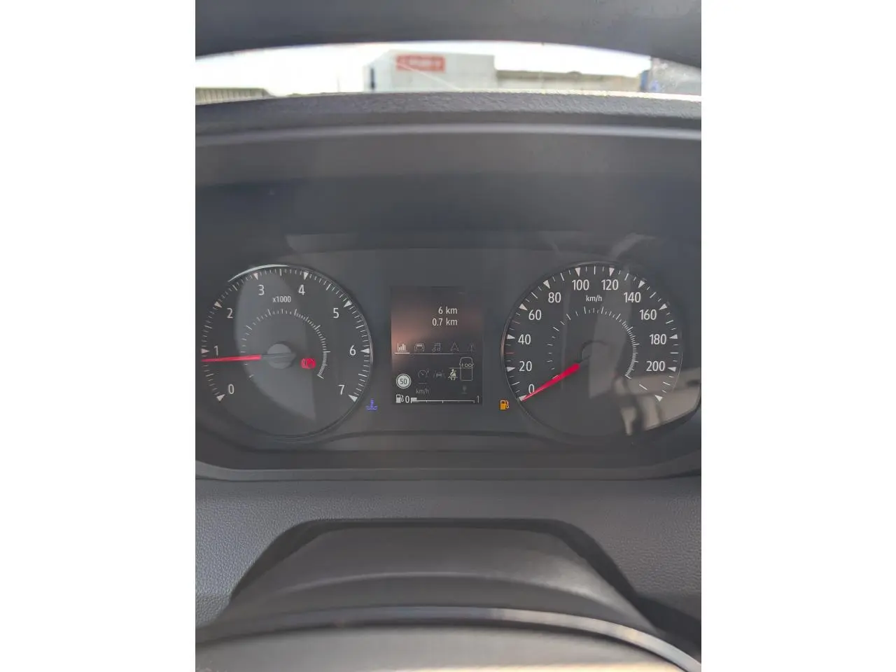 Tableau de bord digital du Renault Master IV, affichage des compteurs à aiguille et écran central lumineux